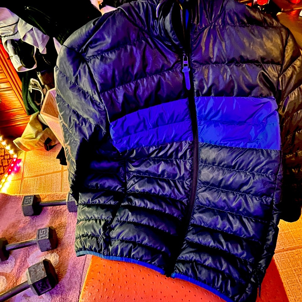 Coach puffer jacket wind breaker. Comes with pouch.